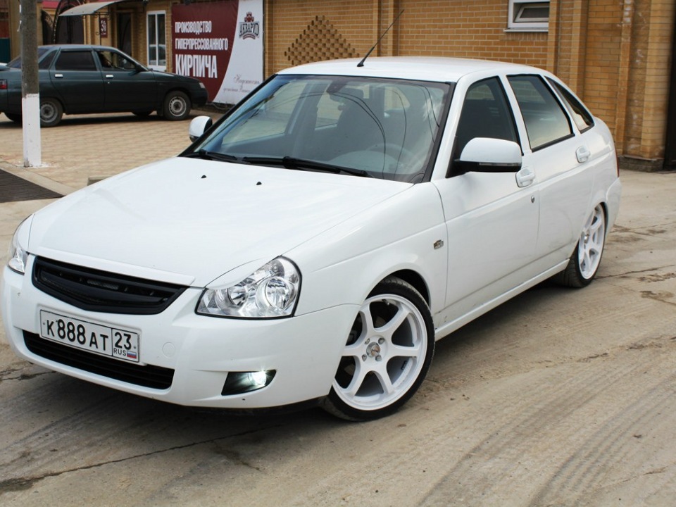 White edition. Lada Priora 2 White Edition. Приора Вайт эдишн хэтчбек. Белая Приора 2 se. Lada Priora se хэтчбек.