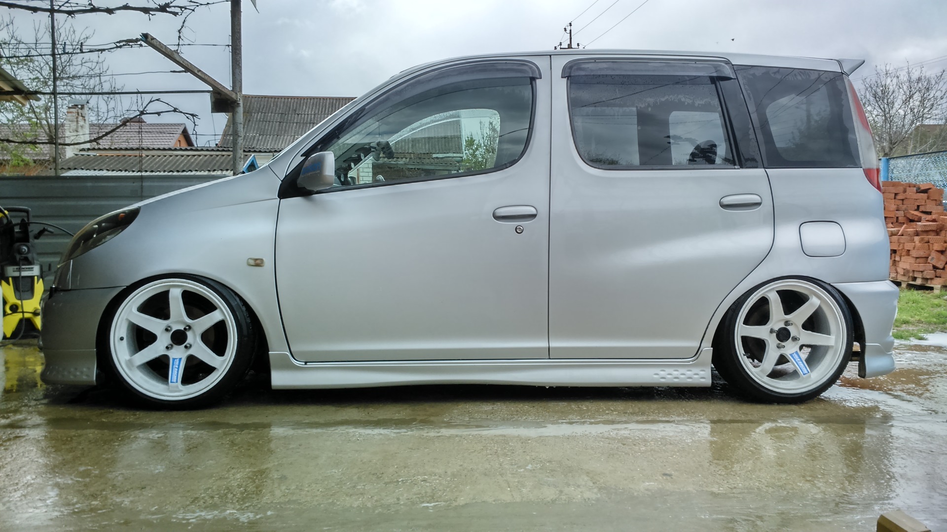 Toyota Funcargo stance