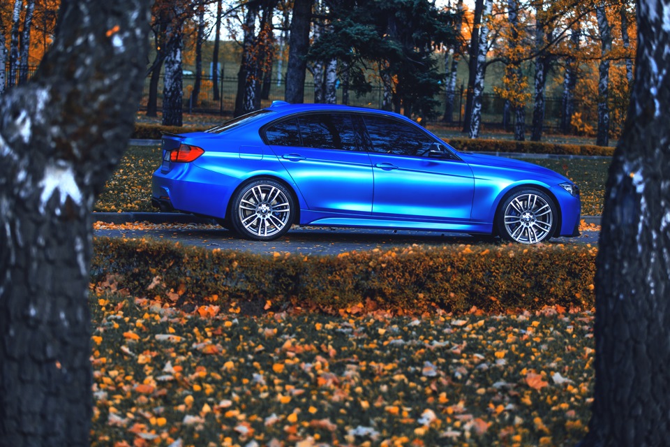 Синий 30. BMW f30 сине фиолетовый. БМВ ф30 голубого цвета. БМВ 539. BMW f30 Luxe Dark Blue.