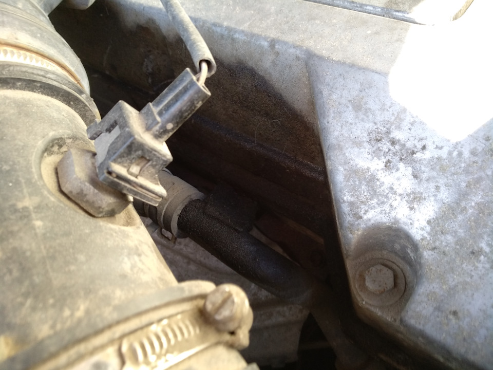 Сопливит масло из под клапанной крышки и вопрос к сообществу ...