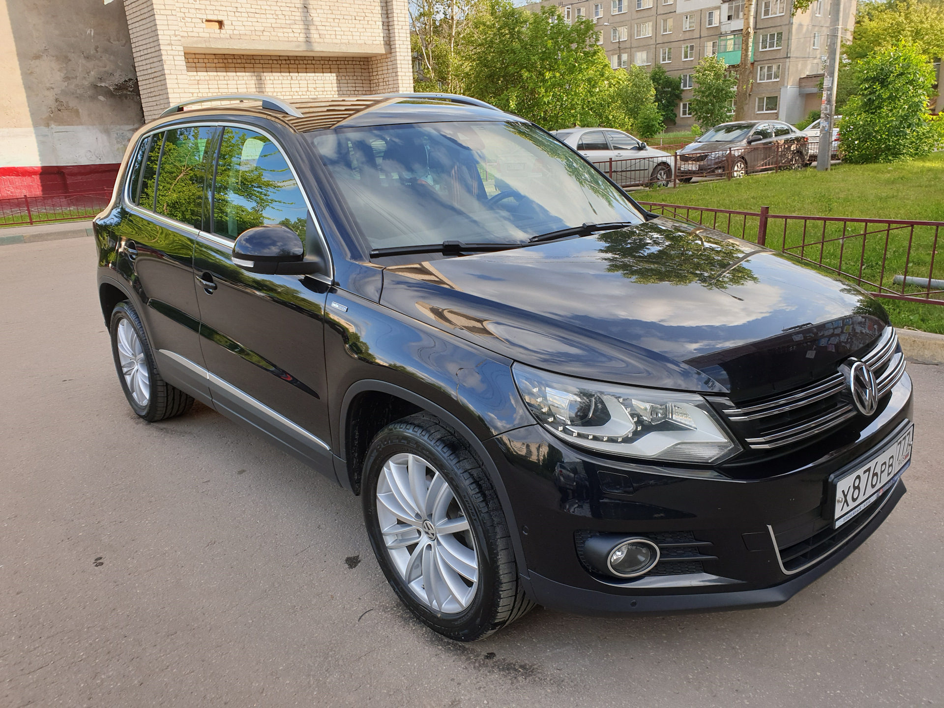 Продать тигуан. Tiguan 2.0 Restyling. Фиолетовый Тигуан 2. Тигуан Сочи эдишн. Тигуан Сочи эдишн 2013 комплектация.