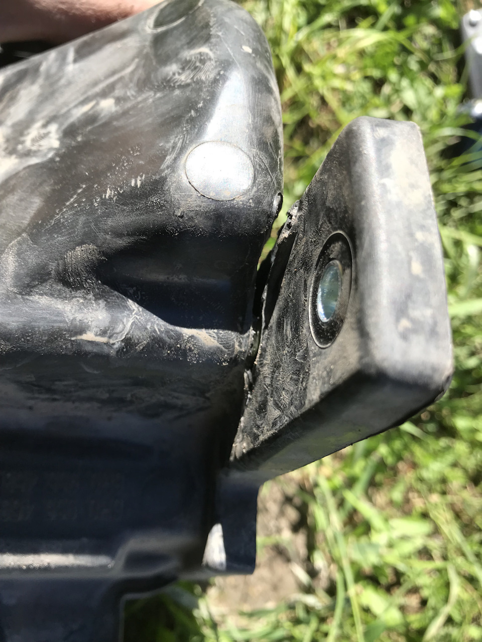 Снятие бачка омывателя без снятия бампера — Skoda Fabia Mk2, 1,2 л ...