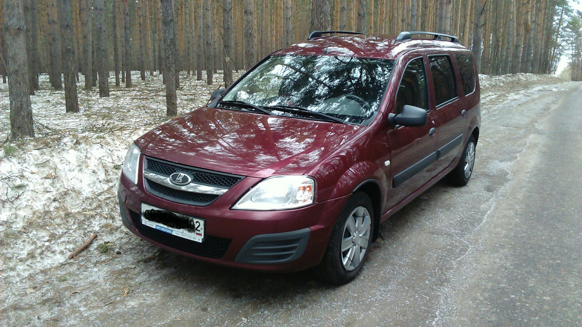 Lada Largus вишневый