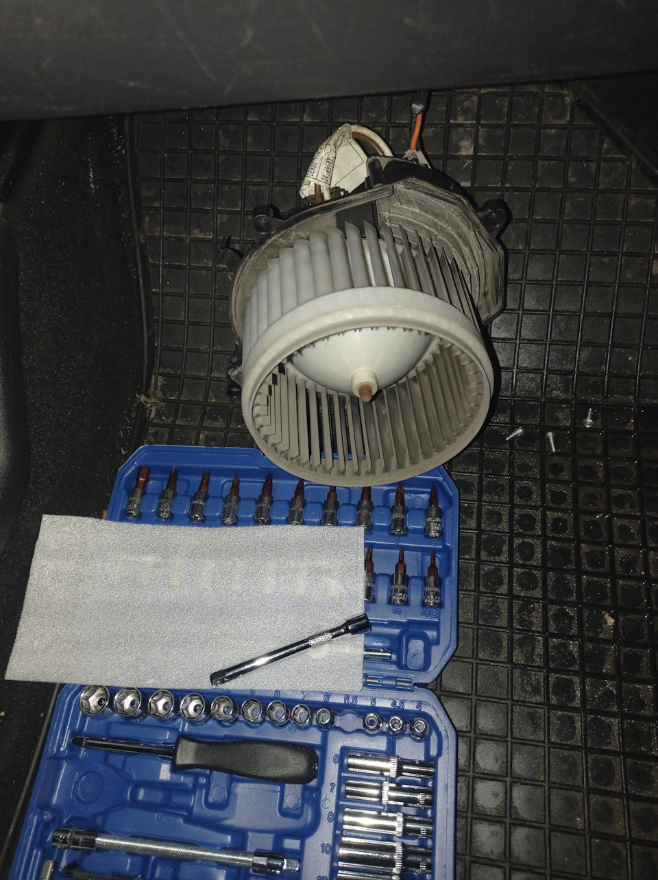 Вентилятор печки ауди 100. 4. Мотор печки ауди 100 с4. Пассат b2 универсал печка салона. 6.