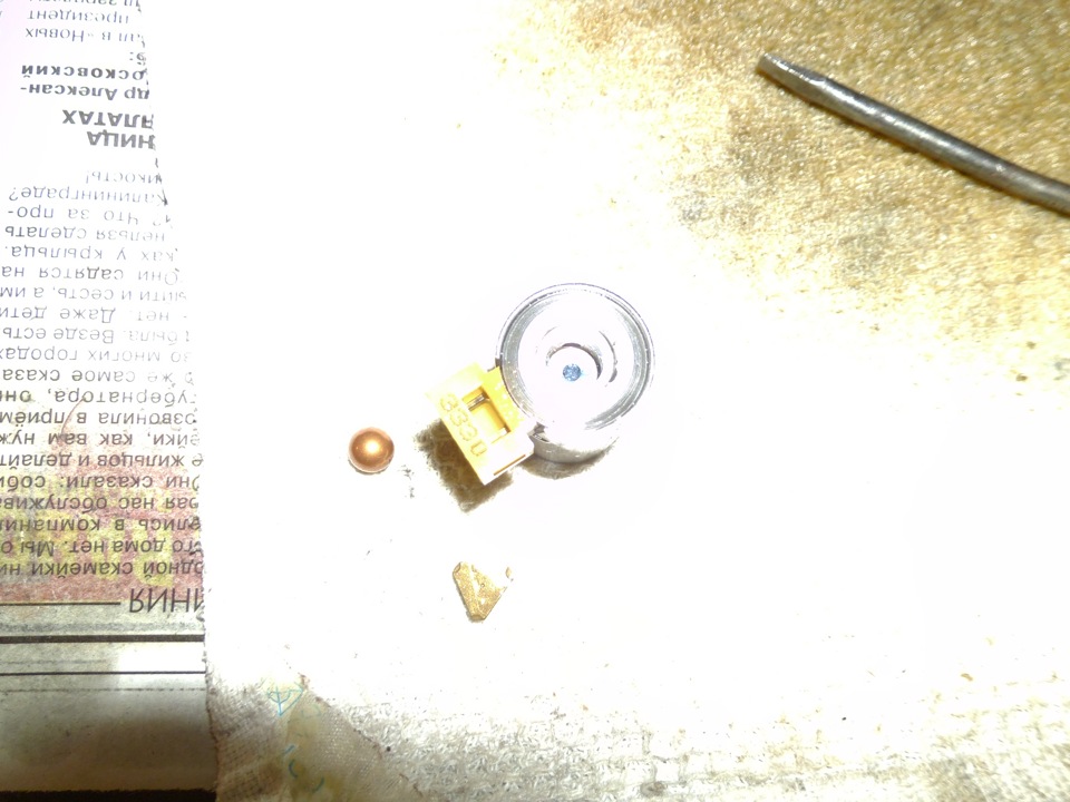 Во время промывки трясите клапана, шарик должен свободно ходить… Но у меня возникла проблема с EV1, пришлось отстегнуть треугольную заглушку и вот что обнаружилось… кусочек синтетической тряпочки (синяя катешка в центре клапана) — Audi 80 (B4)