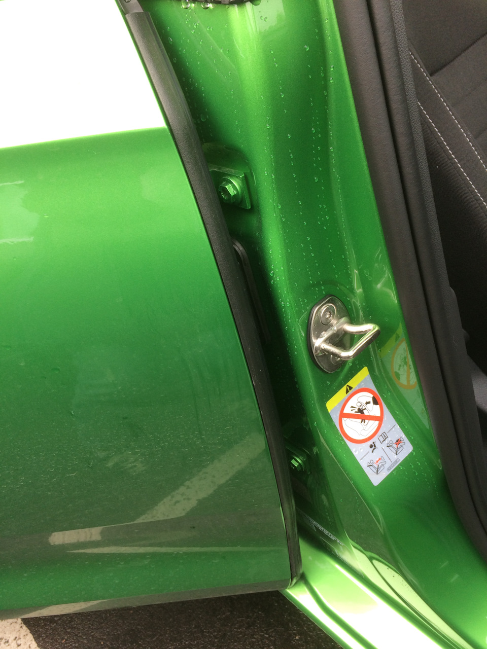 Уплотнитель задней двери вертикальный — Skoda Rapid (1G), 1,6 л, 2017 ...