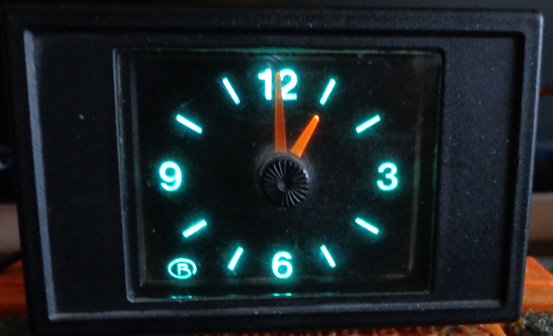 Электронные часы с вольтметром и термометром на ВАЗ 2106, 2107 (желтая подсветка)
