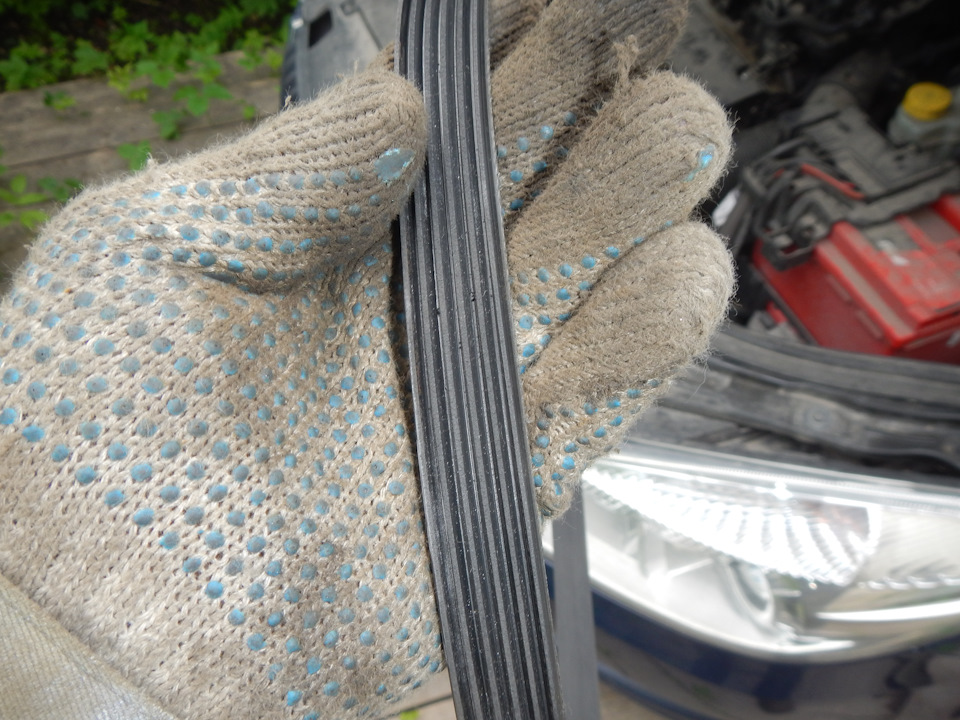 Старый оригинальный ремень, трещин нет, но заменить надо было — Skoda Fabia Mk2