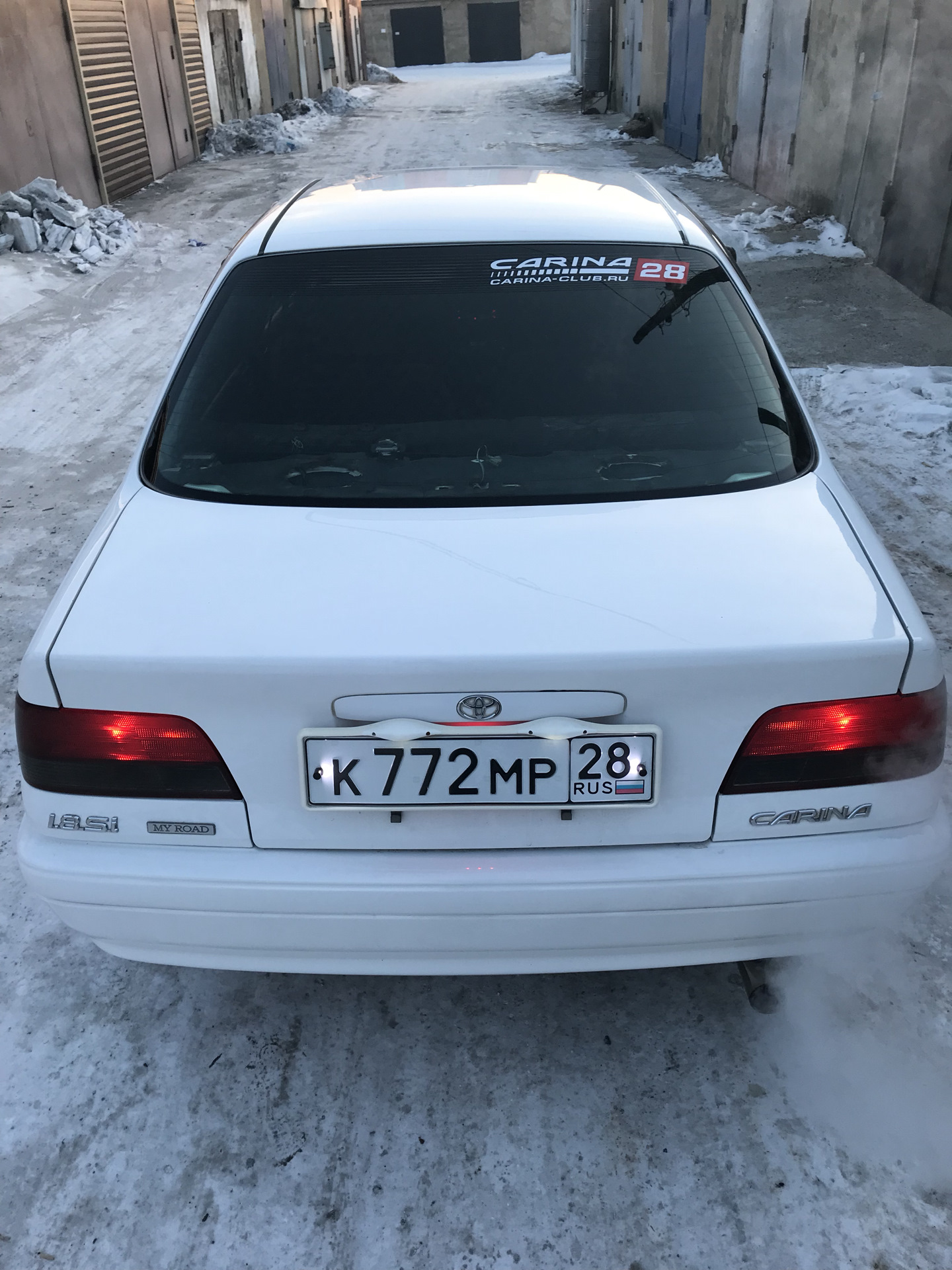 Toyota Carina 2000 белая тонированная