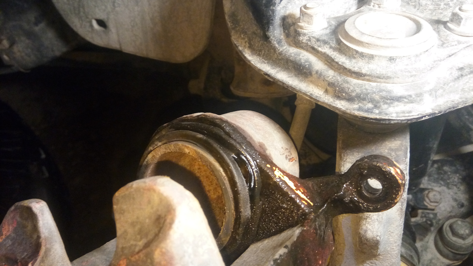 Суппорт сузуки балено. Резинка ручника заднего суппорта церато 3. Потек суппорт. Потек суппорт. Honda accord 7 течь суппорта заднего.