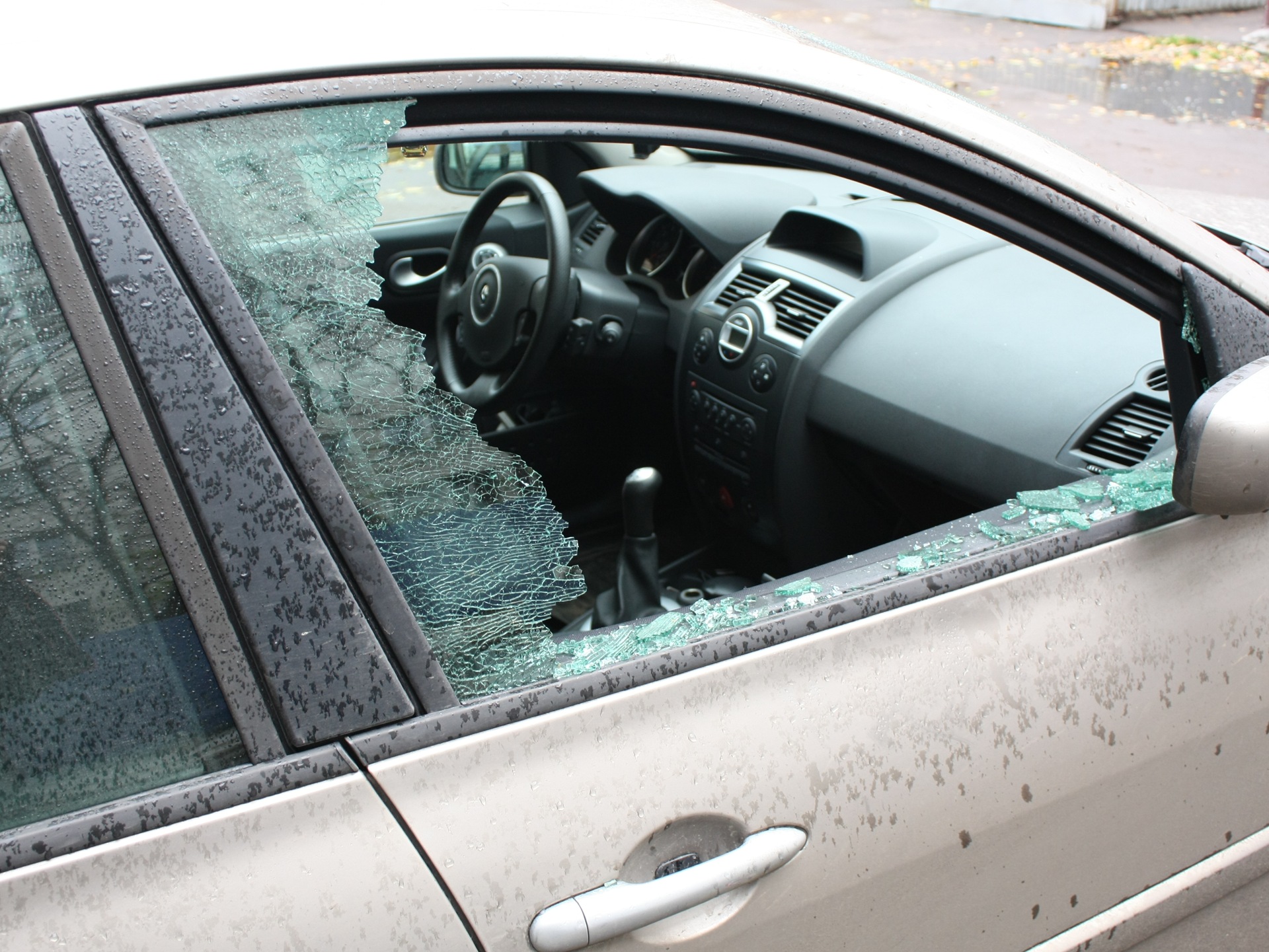 Разбиты окна машин. Разбитое боковое стекло автомобиля. Разбитое окно машины. Разбил окно в машине. Разбивает стекло авто.