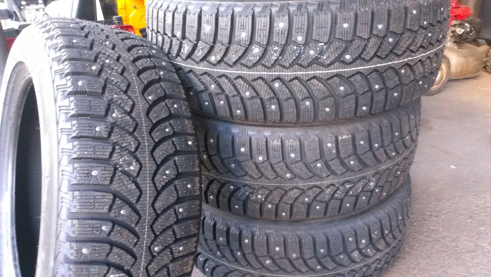 Шины шипованные 265 65 r17. Bridgestone Blizzak Spike-01. Резина Bridgestone зимняя шипованная 235/60 16. 235/65 R17 зима. Зимняя резина 235 65 17