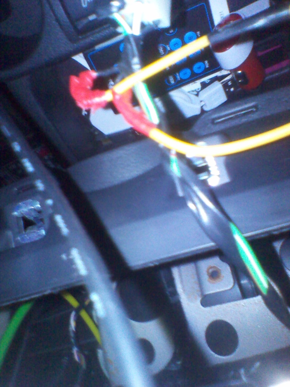 Схема подключения магнитолы напрямую к акб. Включение магнитолы через кнопку. Тумблер включения магнитолы. Включение магнитолы через кнопку приора. Магнитола через кнопку.