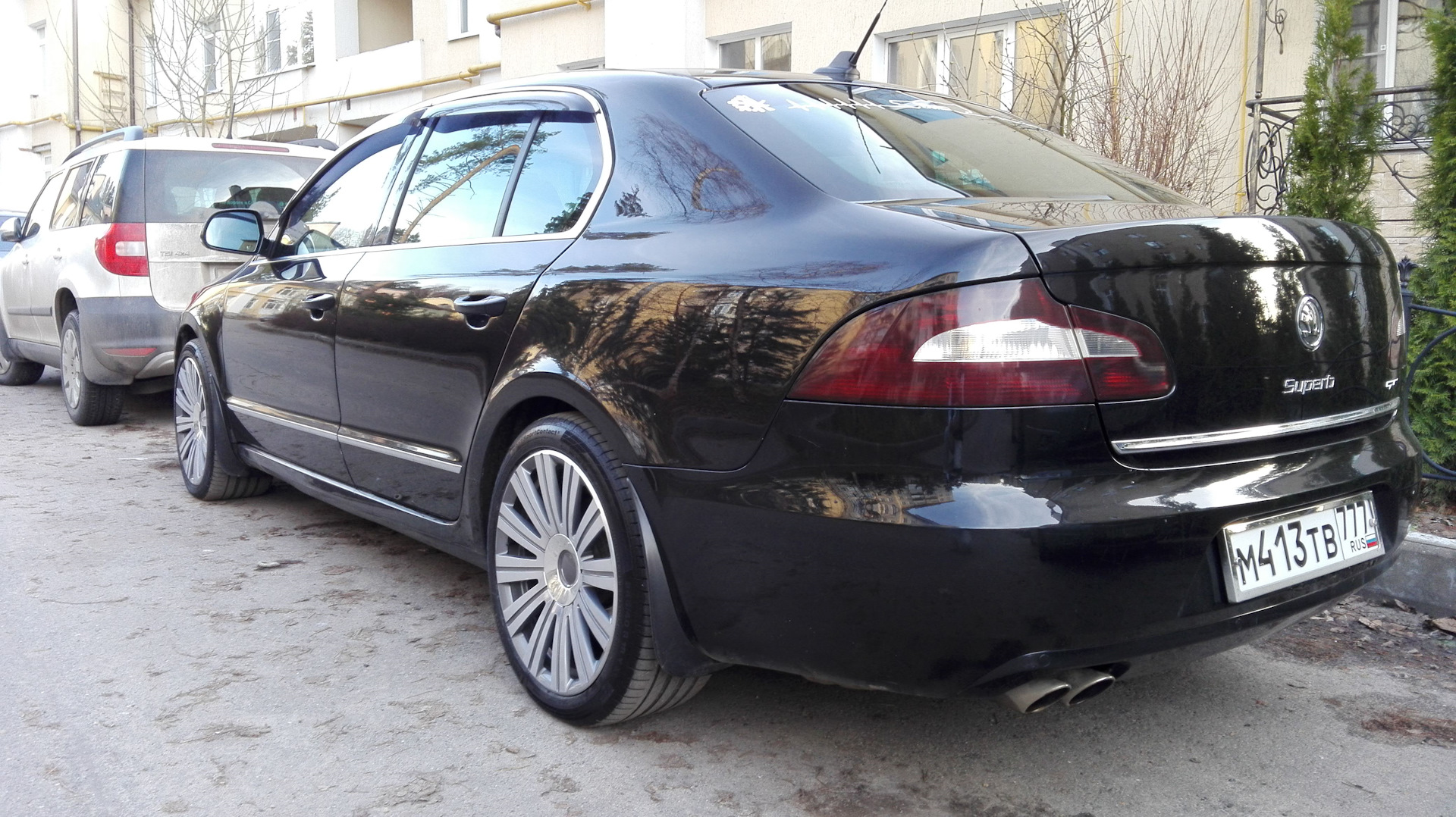 Фаэтон запчасти. Skoda Superb mk2. Skoda Phaeton. Шкода Суперб 2 тонированные. Superb 2 тонировка задних фар.