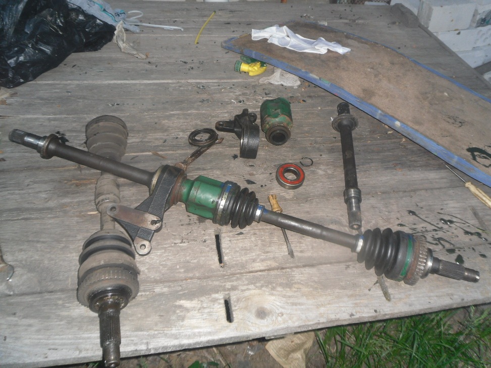 Замена переднего приводного вала. Крепление подвесного подшипника мазда 3 бк. Volkswagen crafter полуось левая avtomat. Полуось переднего привода. Подвесной подшипник рав 4.