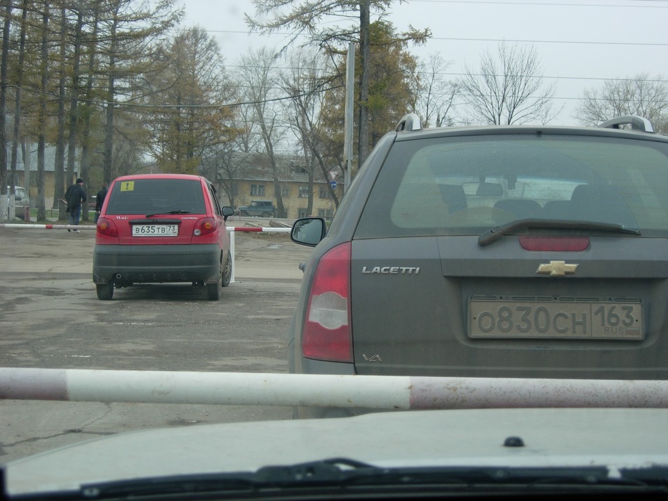 Днем обзор с места пассажира. Так видит водитель леворукой Максимы. Стою чуть левее за впереди стоящей машиной — Nissan Cefiro (A32)
