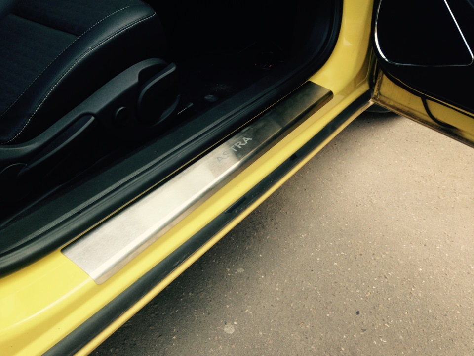 Резинки на пороги. Уплотнитель порога Opel Astra j GTC. Уплотнитель порога Opel Astra j GTC 2013.