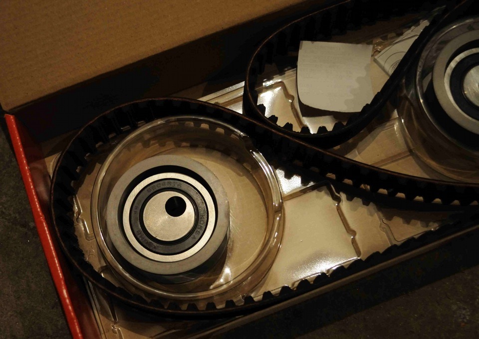 Ремень грм приора и 2112 в чем разница. 4ced778s 960. Ремень грм приора и 2112 в чем разница фото. Ремень грм приора и 2112 в чем разница-4ced778s 960. картинка Ремень грм приора и 2112 в чем разница. картинка 4ced778s 960. Здорова парни! Вопрос такой. Перешел как то я на 2112 систему ГРМ (Ролики INA ремень Contitech Приора). Все поставили, натянули (не перетягивали), все по меткам — во общем все как полагается. Но через определенное время появился звук издаваемый из под крышки ГРМ в плавных или резких нажатий педали газа (или открытия заслонки напрямую из под капота) до 3500 оборотов.Знаю что на 2112 системе ролик не само натяжной, и по этому ремень нужно подтянуть через какое то определенное время. Исходя из этого подумал что проблема может кроется именно в ремне.Съездив на СТО там где ставили этот комплект который так мне рекламировали что лучше ничего его нет, объяснив причину — вскрыли крышку, ремень отлично натянут. Ремень не съело, ролики хорошие (Но моторюга не снимал ни ремень, ни ролики). Просто посмотрел, подумал, попробовал покрутить ключем натяжным — сказал все хорошо. Ну я и уехал во общем.Когда смотрели на СТО мотор был прогрет до рабочей температуры, звук был по тише — нежели чем на холодную. Такое ощущение что ролики сухие. Меня это очень сильно настораживает, т.к мотор у меня "втыковый", да бы не…, не буду говорить это в слух. Как то был в товарища на другом СТО, там проел все мозги мотористу, он говорит что: Мол, все верно, ты же перешел на 2112 систему, когда газуешь ремень тянется (хотя у меня стоит приоровский ремень). Мол ставь обратно комплект от Gates приора, и будет тебе счастье. А случаи с обрывом ремня на данном комплекте он отрицает — мол все хорошо, никакие ролики ни клинит, да что что Китай, все нормально и вообще все это бред. Ремень грм приора и 2112 в чем разница. 4ced778s 960. Ремень грм приора и 2112 в чем разница фото. Ремень грм приора и 2112 в чем разница-4ced778s 960. картинка Ремень грм приора и 2112 в чем разница. картинка 4ced778s 960. Здорова парни! Вопрос такой. Перешел как то я на 2112 систему ГРМ (Ролики INA ремень Contitech Приора). Все поставили, натянули (не перетягивали), все по меткам — во общем все как полагается. Но через определенное время появился звук издаваемый из под крышки ГРМ в плавных или резких нажатий педали газа (или открытия заслонки напрямую из под капота) до 3500 оборотов.Знаю что на 2112 системе ролик не само натяжной, и по этому ремень нужно подтянуть через какое то определенное время. Исходя из этого подумал что проблема может кроется именно в ремне.Съездив на СТО там где ставили этот комплект который так мне рекламировали что лучше ничего его нет, объяснив причину — вскрыли крышку, ремень отлично натянут. Ремень не съело, ролики хорошие (Но моторюга не снимал ни ремень, ни ролики). Просто посмотрел, подумал, попробовал покрутить ключем натяжным — сказал все хорошо. Ну я и уехал во общем.Когда смотрели на СТО мотор был прогрет до рабочей температуры, звук был по тише — нежели чем на холодную. Такое ощущение что ролики сухие. Меня это очень сильно настораживает, т.к мотор у меня "втыковый", да бы не…, не буду говорить это в слух. Как то был в товарища на другом СТО, там проел все мозги мотористу, он говорит что: Мол, все верно, ты же перешел на 2112 систему, когда газуешь ремень тянется (хотя у меня стоит приоровский ремень). Мол ставь обратно комплект от Gates приора, и будет тебе счастье. А случаи с обрывом ремня на данном комплекте он отрицает — мол все хорошо, никакие ролики ни клинит, да что что Китай, все нормально и вообще все это бред.