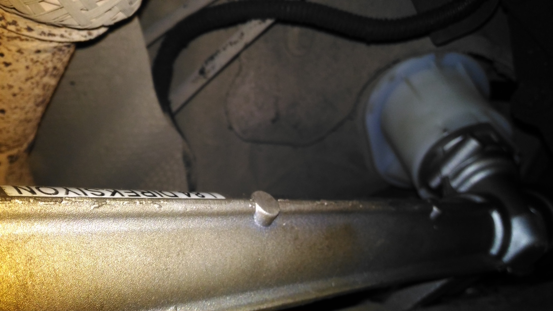 Подтяжка рейки рено логан. Рено меган подтянуть рулевую рейку. Гайка подтяжки рулевой рейки рено логан. Подтяжка рейки рено меган 2. Подтяжка рулевой рено меган 2.