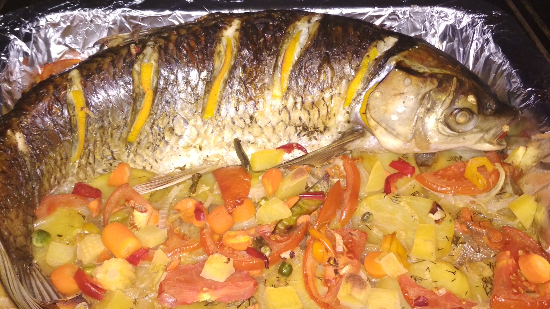 Рецепты вкусной речной рыбы. Амур рыба белый запеченный. Белый Амур запеченный в духовке. Рыба запеченная в духовке. Речная рыба запеченная в духовке.