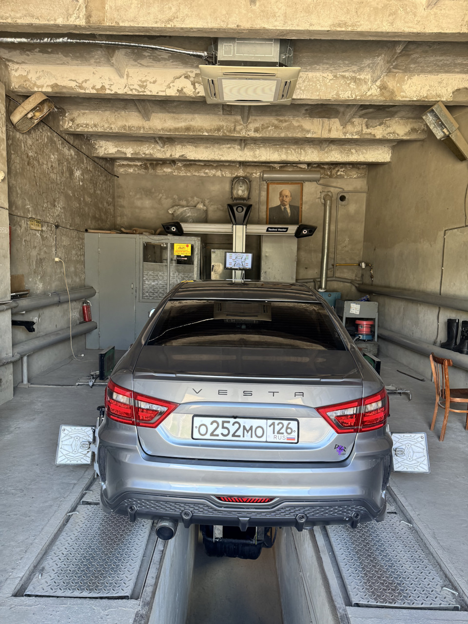 Это очень суровое место)) Тут серьезно всё и под контролем)) На фото есть подсказка. — Lada Vesta (1G)