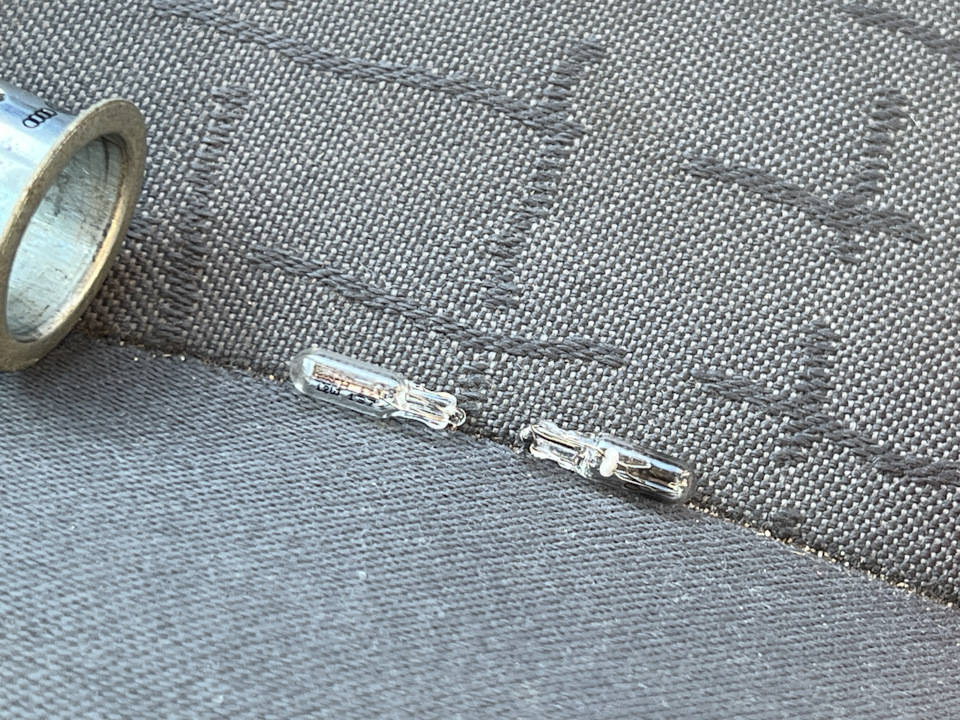 Замена лампочки в прикуривателе — SEAT Alhambra, 1,9 л, 2001 года ...