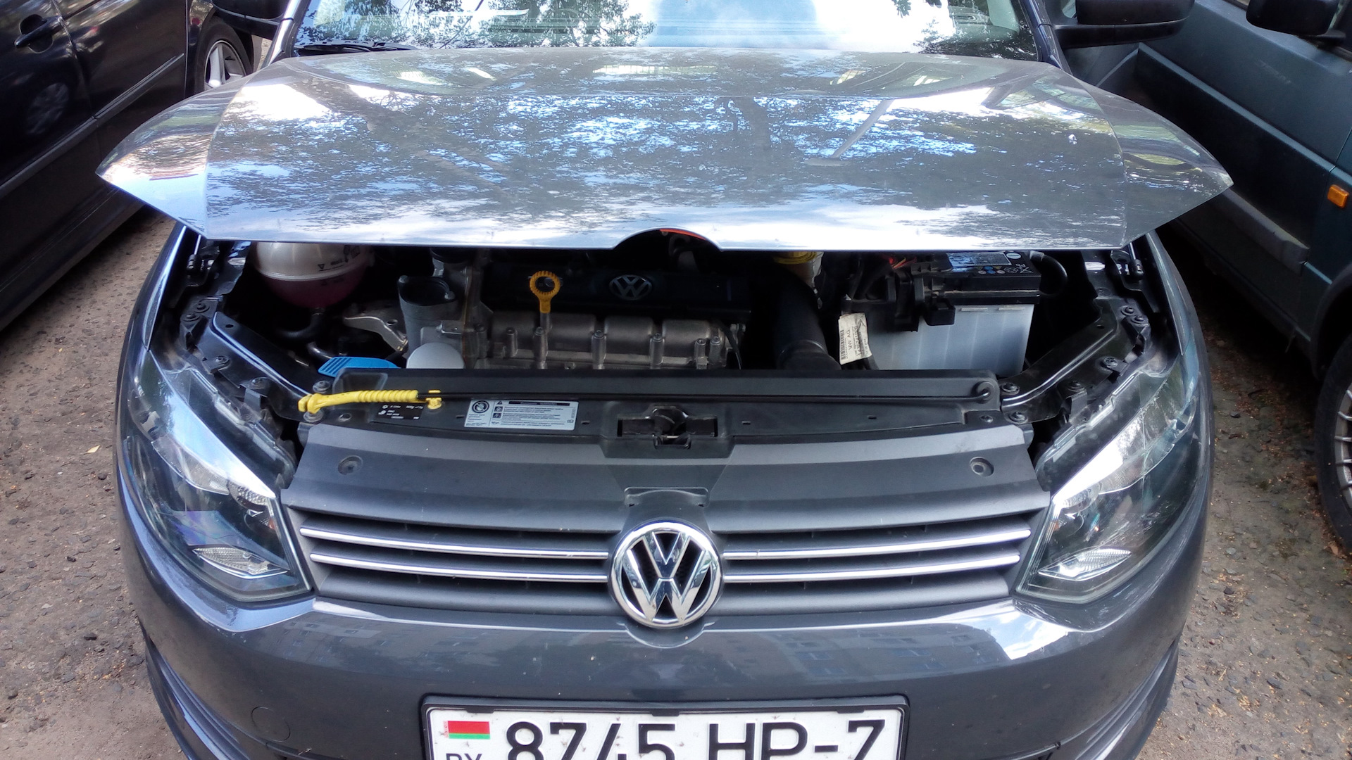 Капот vw polo. Защита капота Volkswagen Polo sedan 2014. Крюк капота поло седан 2011. Открытый капот Volkswagen Polo sedan. Замок капота поло седан.