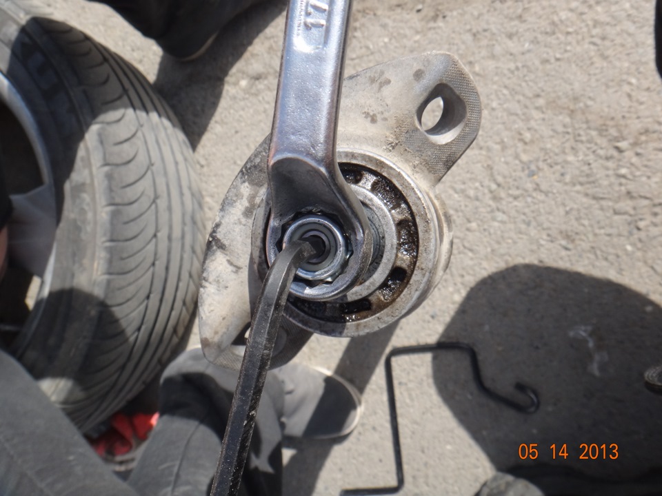 на примере нового аморта(старый не сфотали) одним ключом держим шток от проворачивания другим откручиваем гайку.снимаем опору и закручиваем ее на новый аморт в обратной последовательности — Chevrolet Cruze (1G)