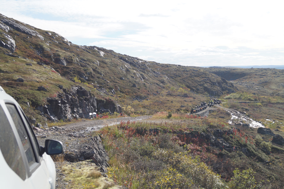 У озера Суормусъярви встретили колонну туристов квадроциклистов, тур на 3 дня стоит 45-50 т.р. — Nissan Terrano III