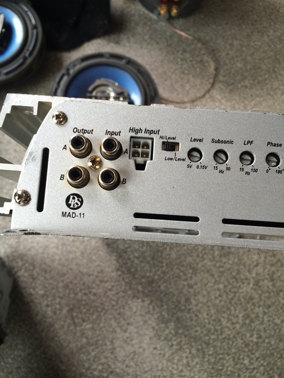 Mad 11 dls subsonix. Сабвуфер low level. High input на усилителе. Усилитель 500 ватт. Hi input на усилителе.
