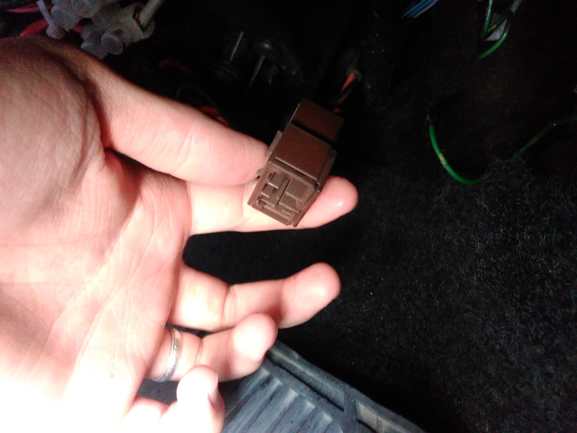 Пежо 206 разъем на спидометр. Привод спидометра peugeot 206. Датчик скорости 1g fe beams. Датчик спидометра лансер 9. Реле топливного насоса пежо 206 1.