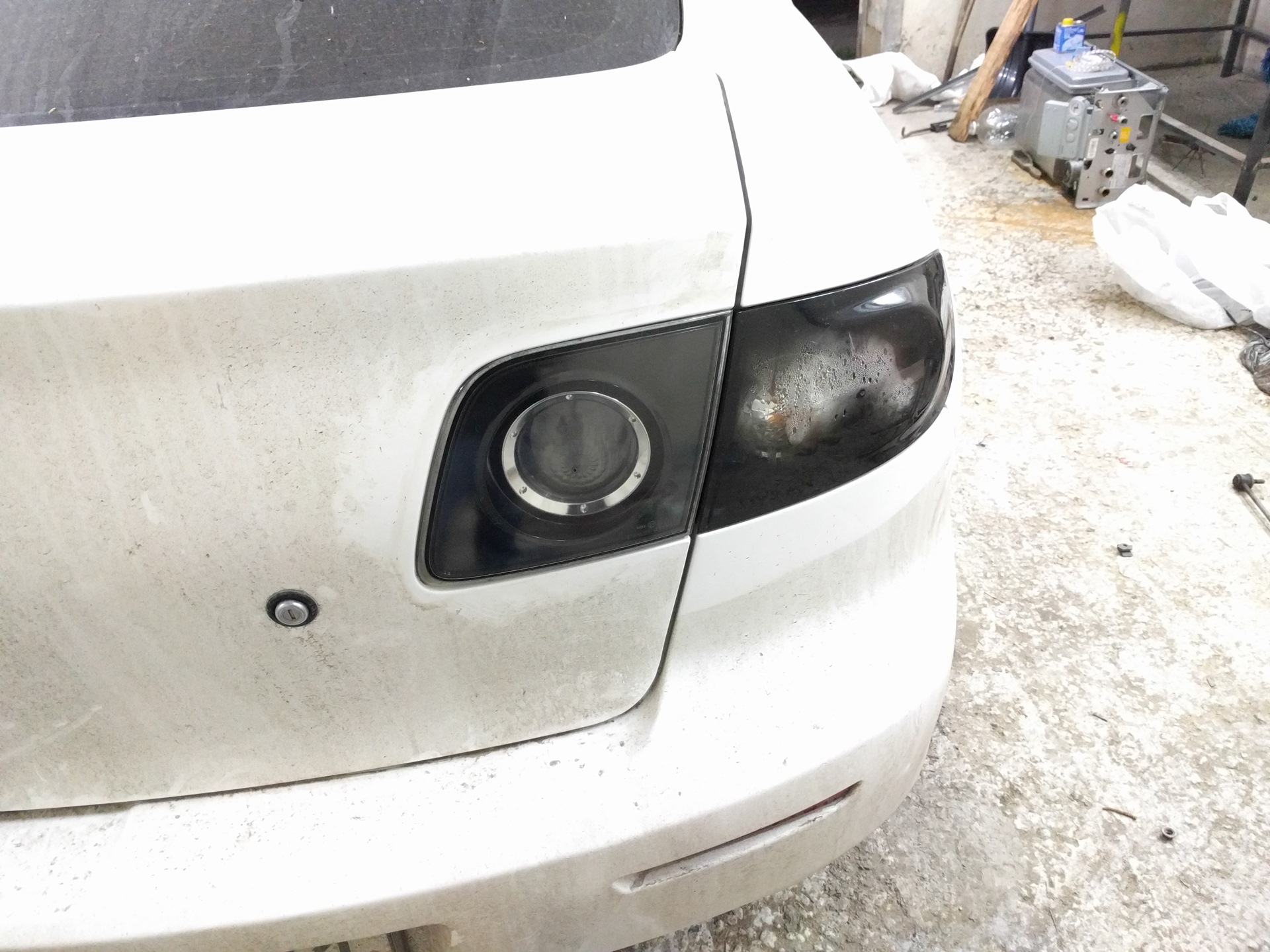 Снял тонировку с задней ПТФ и фонаря заднего хода — Mazda 3 (1G) BK, 2 ...