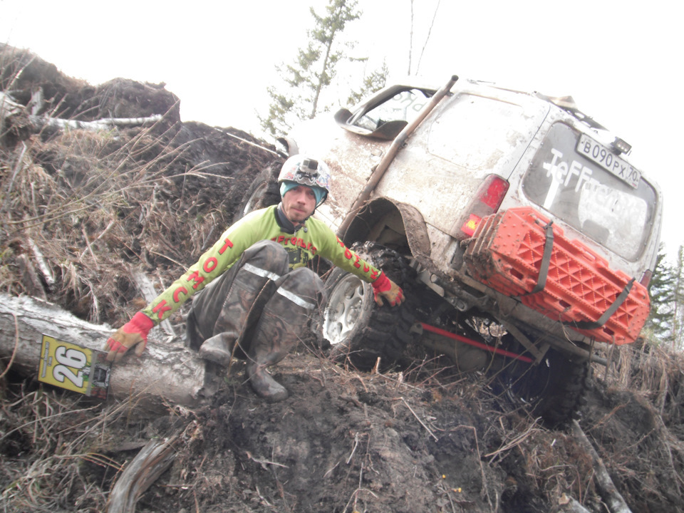 Тефтель висит на лебёдке. Колёсные тормоза не держат. — Suzuki Jimny (1G)