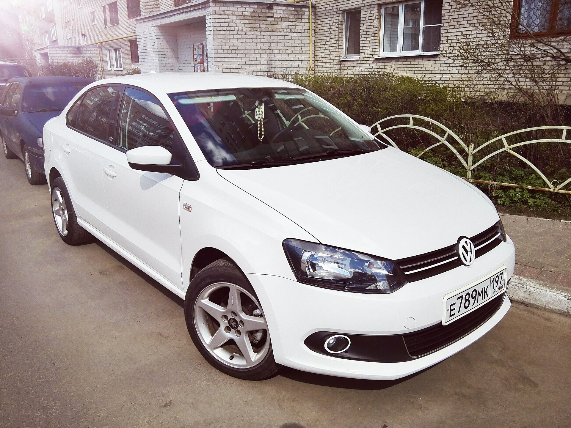 Поло седан плохо. 205/50 R16 поло седан. Volkswagen Polo sedan r16. 205 50 16 Поло седан. Фольксваген поло р16 205 50.