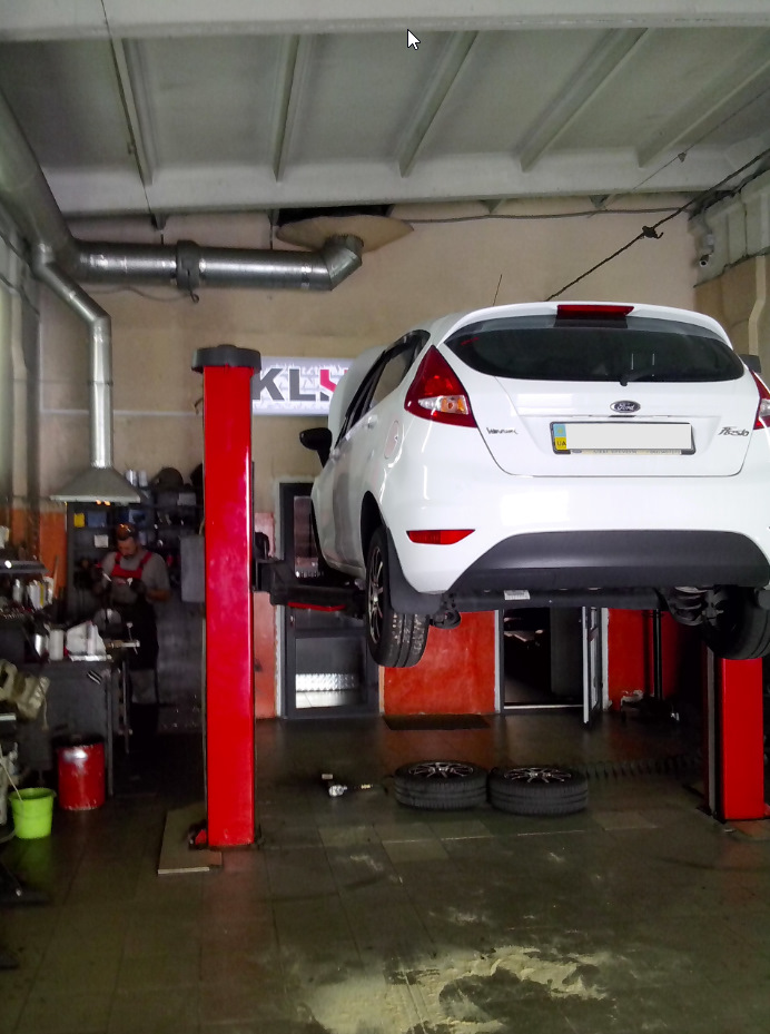 Мастер за работой — чистит — Ford Fiesta (Mk VI)