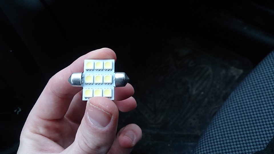 зарядник и лампочка в салон — Lada Гранта лифтбек, 1,6 л, 2014 года ...