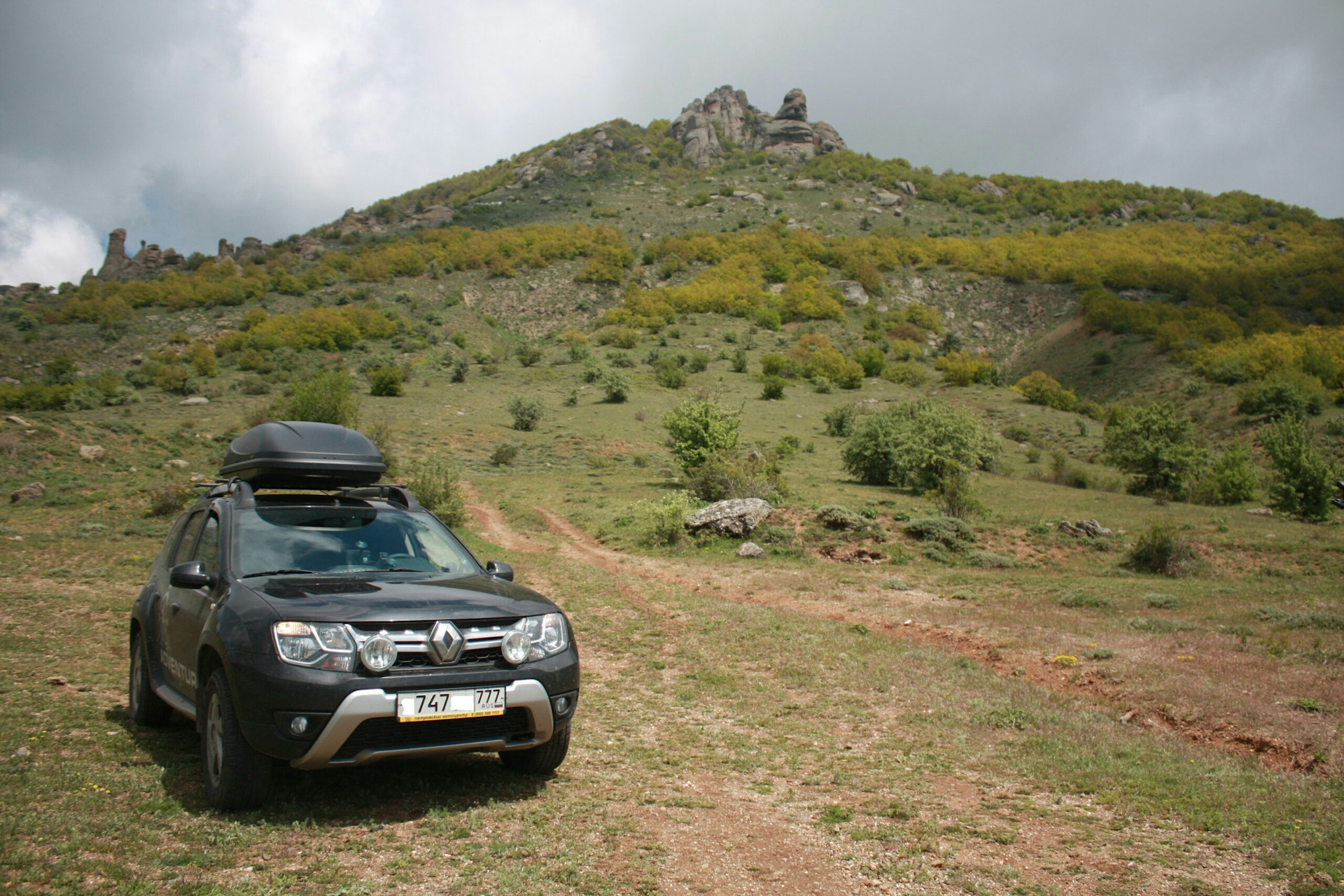 Рено дастер в крыму. Renault Duster WRC. Renault Duster Эльбрус. Renault Duster и Land Rover Discovery. Renault Duster off Road.