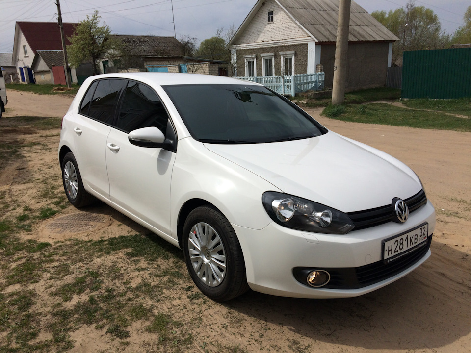 Белый чёрный Volkswagen Golf 6