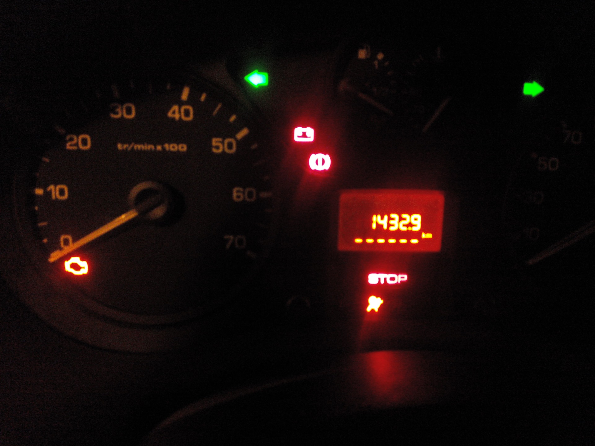 Braking system faulty. Parking Brake Fault Пежо 3008