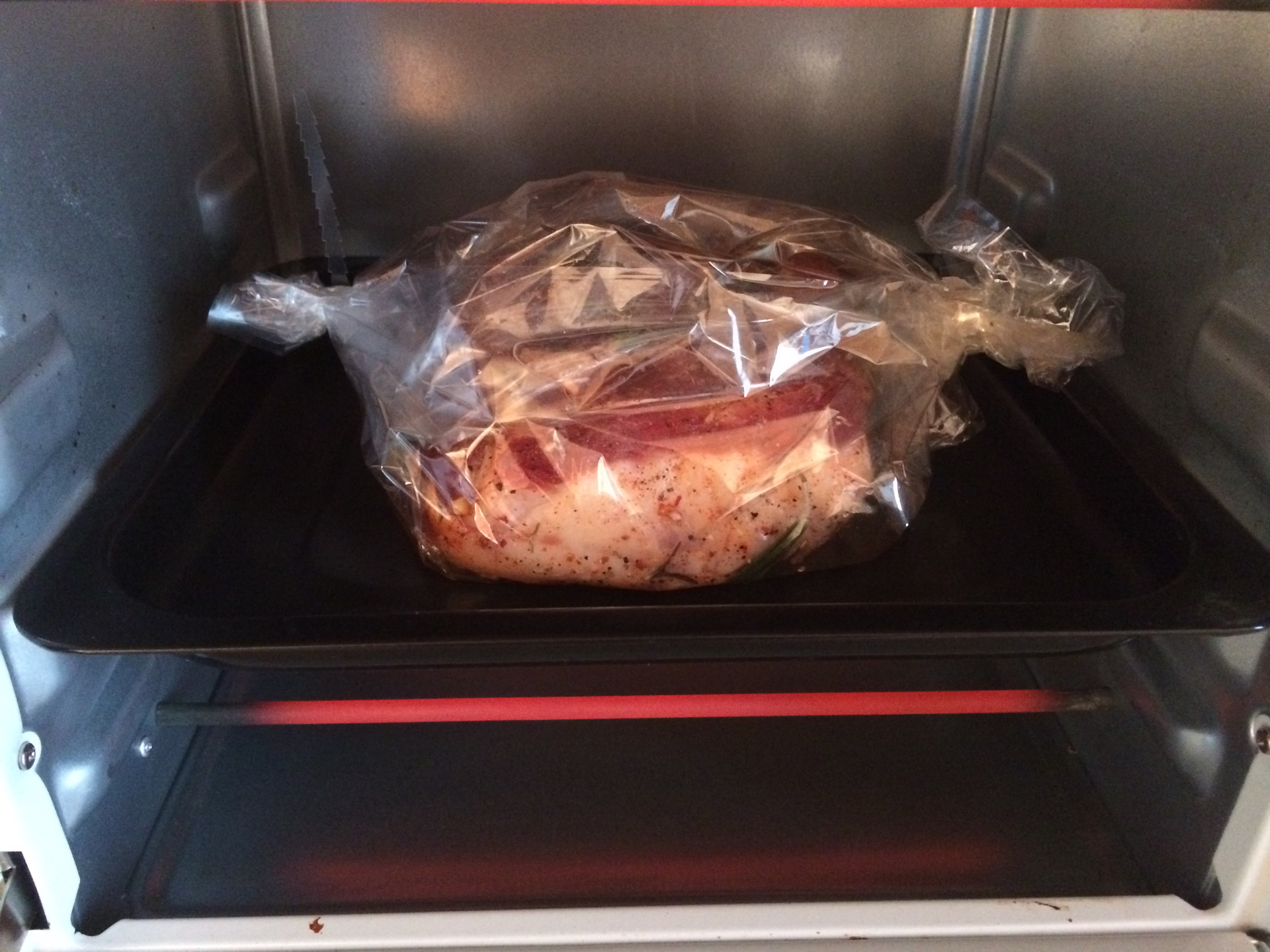 Температура внутри свинины запекания. Мясо для запекания в духовке. Мясо в рукаве для запекания. Свинина в рукаве в духовке.