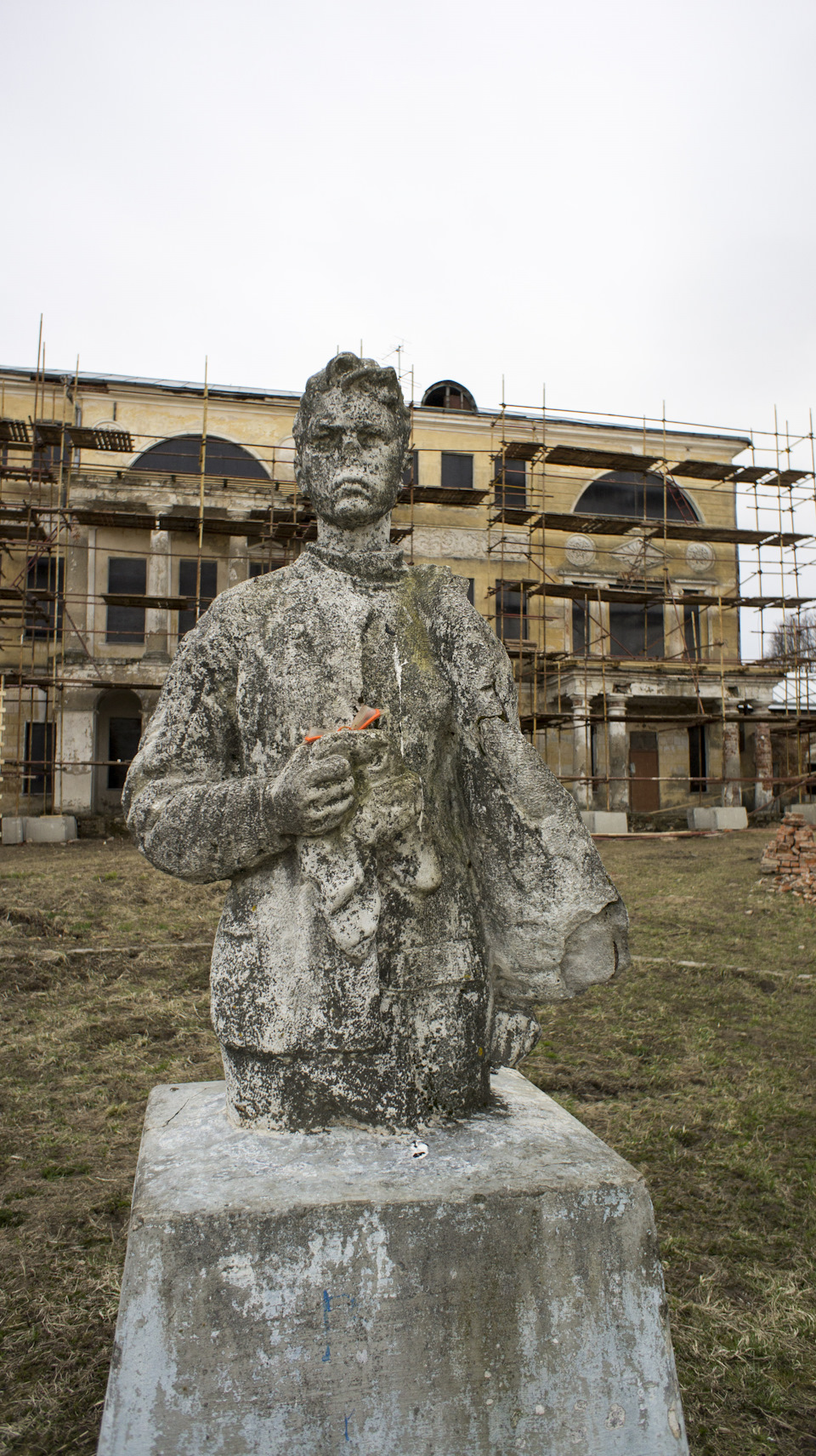 Памятник Зое Космодемьянской в центре усадьбы. — УАЗ 315195 Hunter