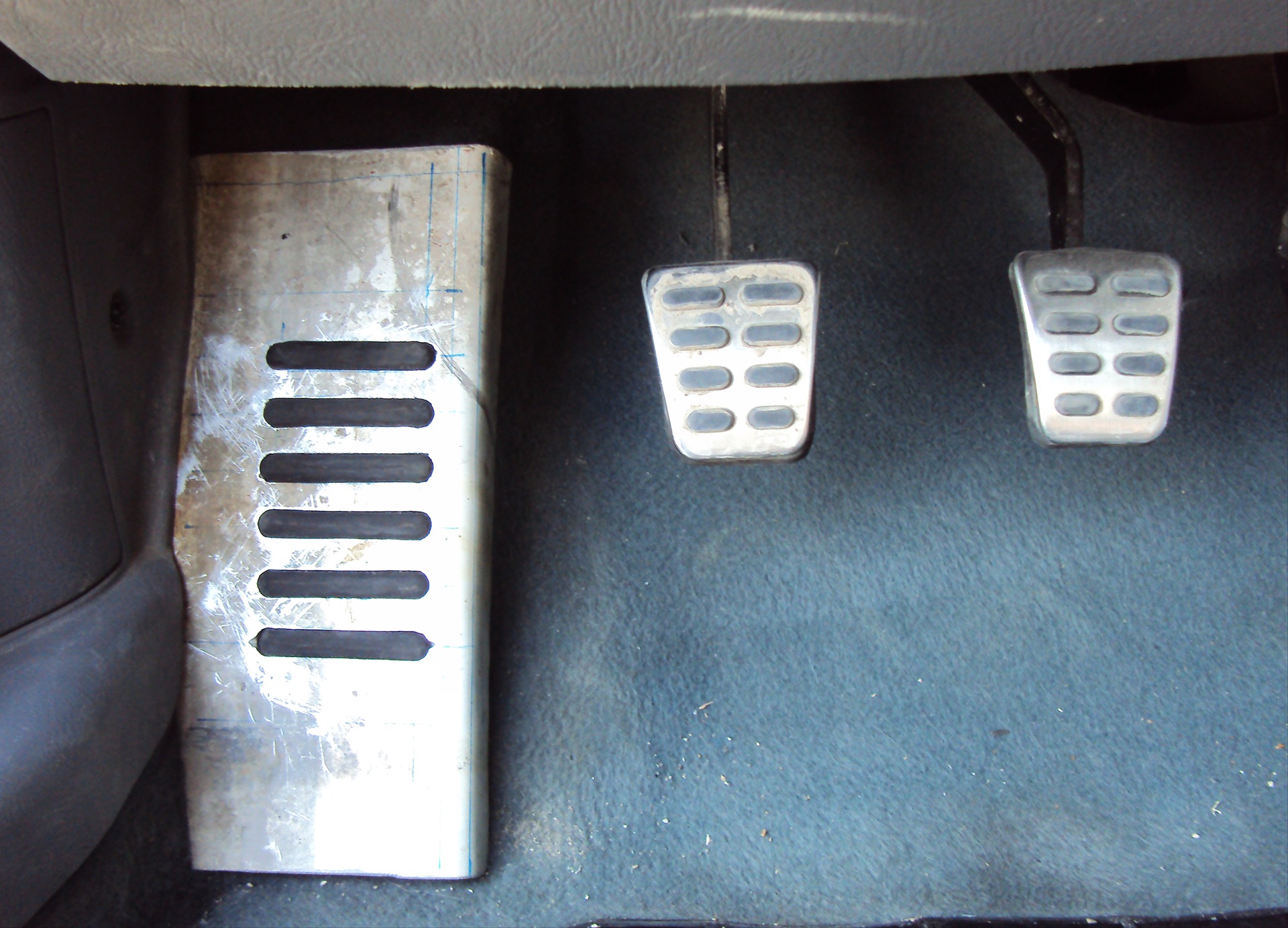 Накладки педалей mitsubishi outlander xl. Накладка под левую ногу водителя пежо 408. Подставка под левую ногу водителя ваз 2110. Площадка под левую ногу ваз 2123. Подставка под левую ногу.