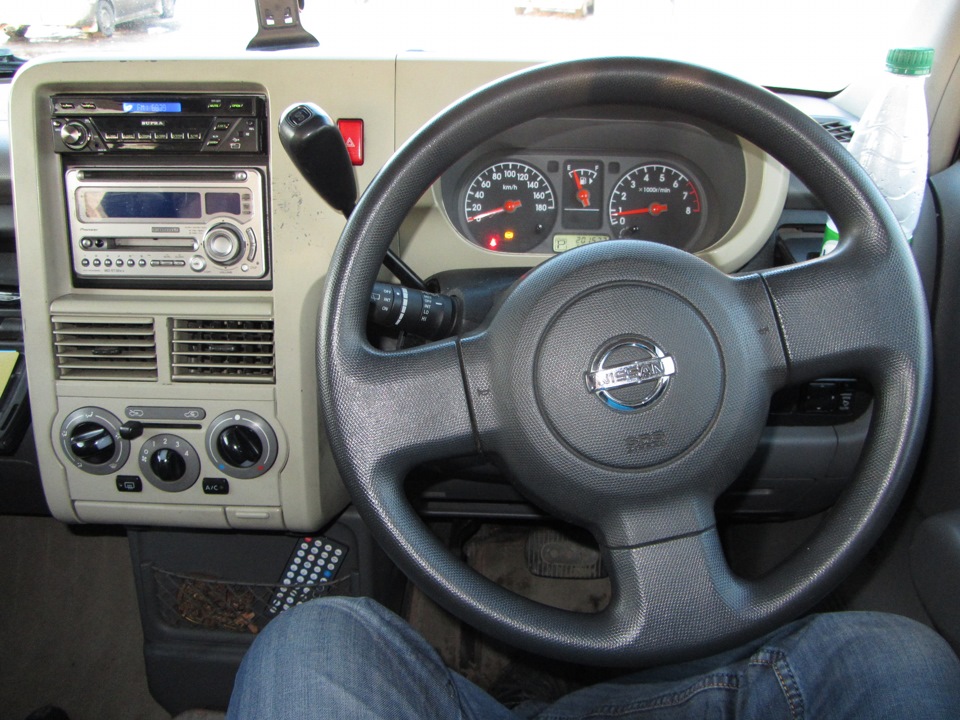Управление ниссан куб. Nissan Cube 2005 салон. Панель Ниссан куб z11. Магнитола Nissan Cube z11. Nissan Cube 2 панель приборов.