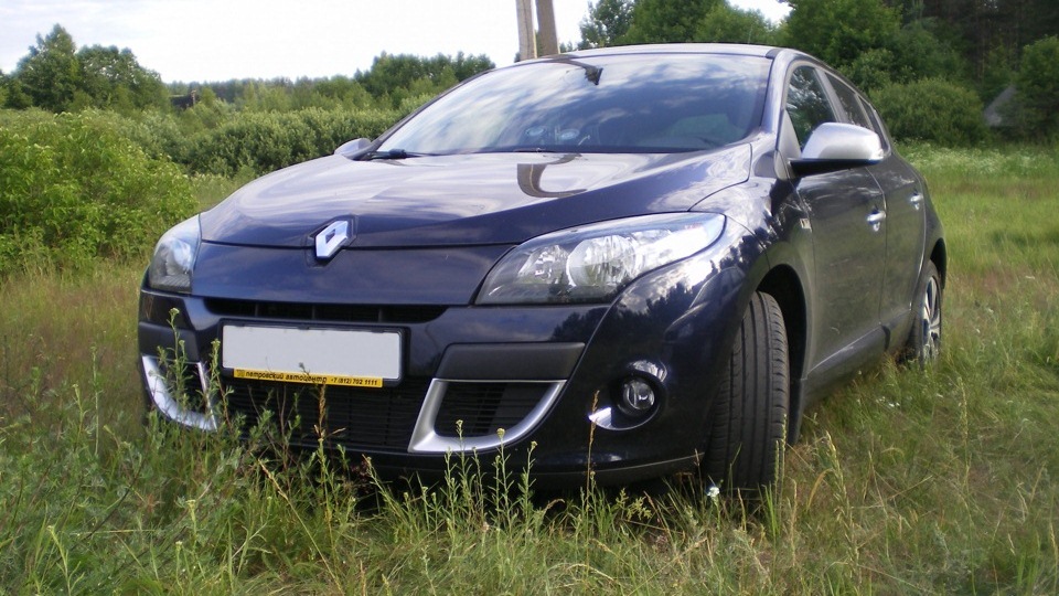 Рено меган 3 1.6. Рено Меган 3 Лимитед эдишн. Renault Megane 3 Limited Edition. Клыки на Рено Меган 3. Рено Меган 3 поломанный.