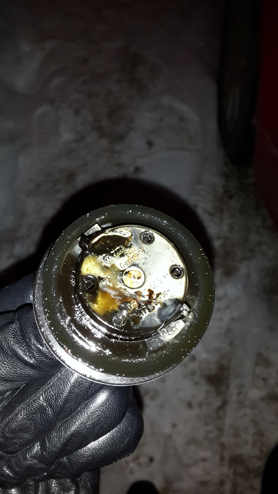 Бело- желтоватый налёт на крышке маслозаливного отверстия — DRIVE2