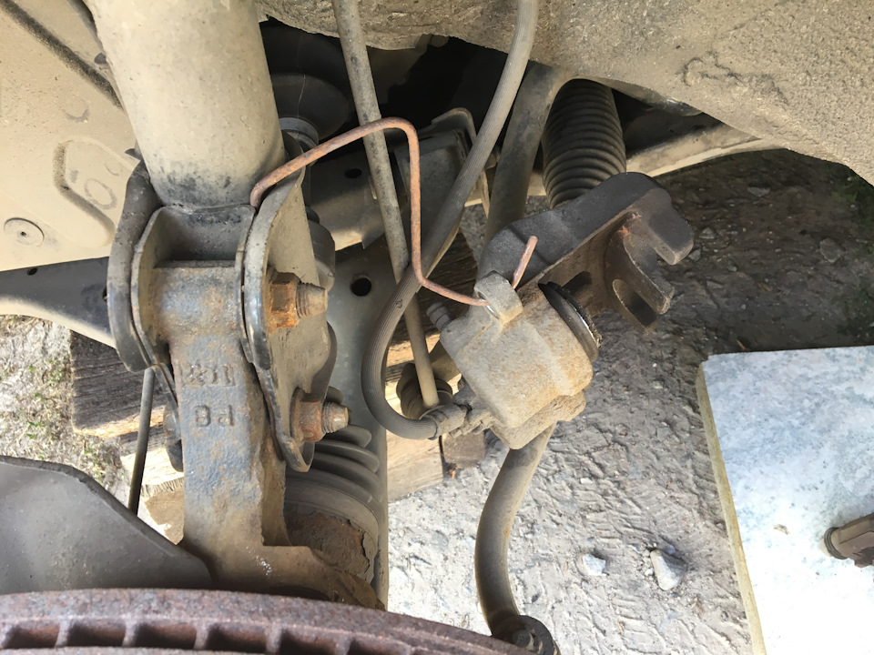 из части соседского забора, пастижами, выгибаем подобие крючка, чтобы он удерживал суппорт, пока мы будем возиться с тормозным диском и скобой суппорта! — KIA Sorento (2G)