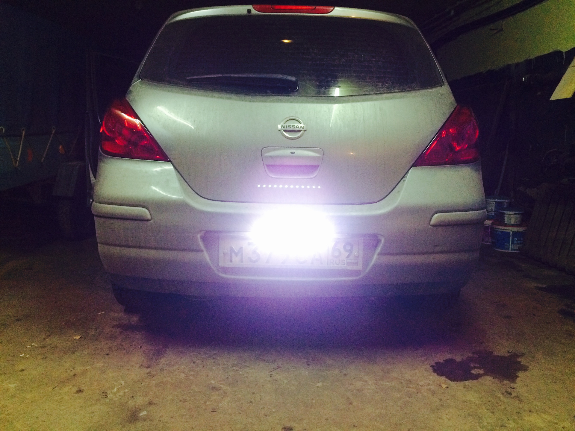 Лампочка заднего хода ниссан тиида. Задний ход тиида. Ниссан тиида задний ход. Nissan tiida лампа заднего хода. Лампа заднего хода ниссан тиида 2010.