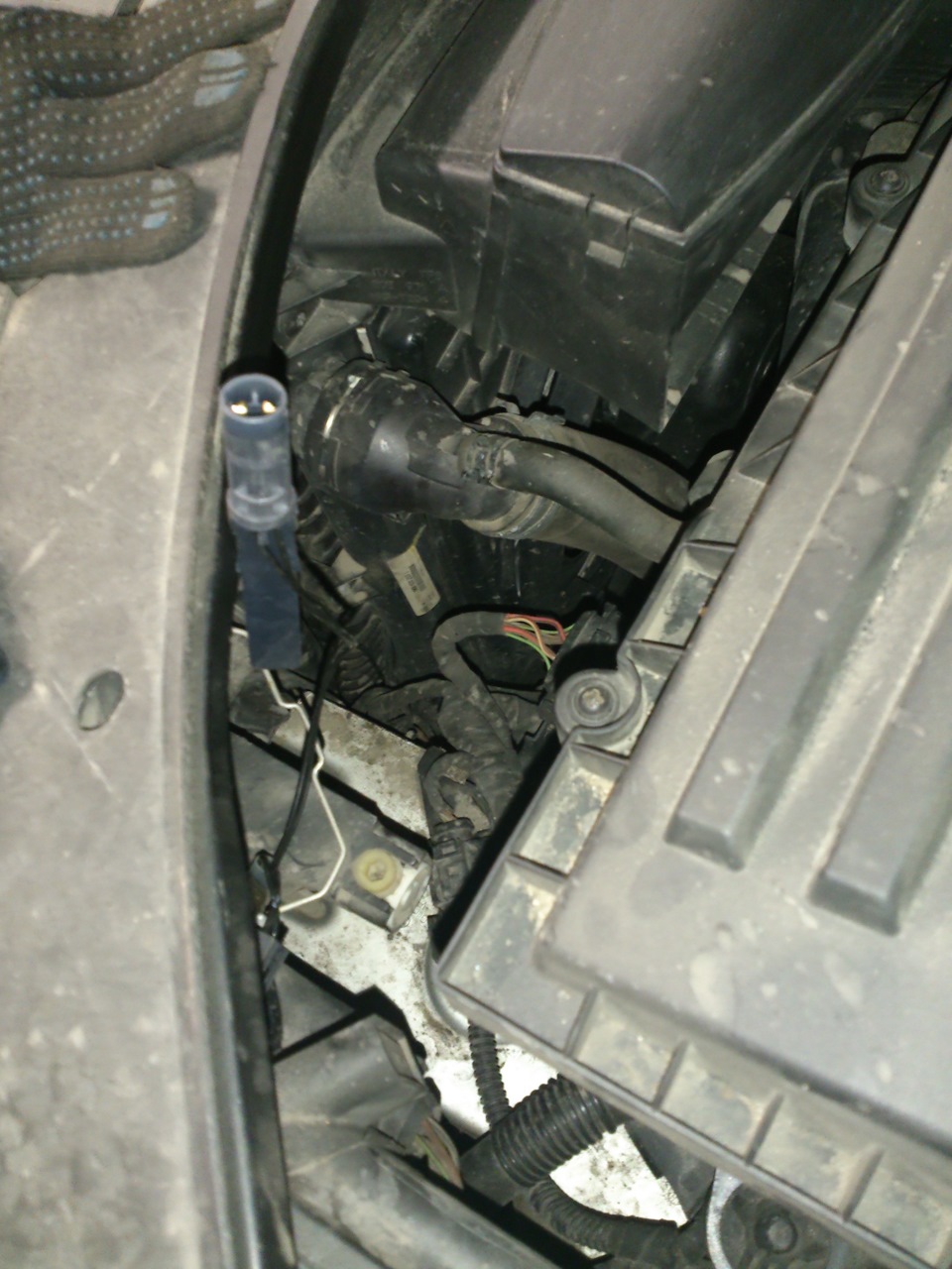 Замена лампы габарита в левой фаре — Volkswagen Passat B6, 1,8 л, 2008 ...