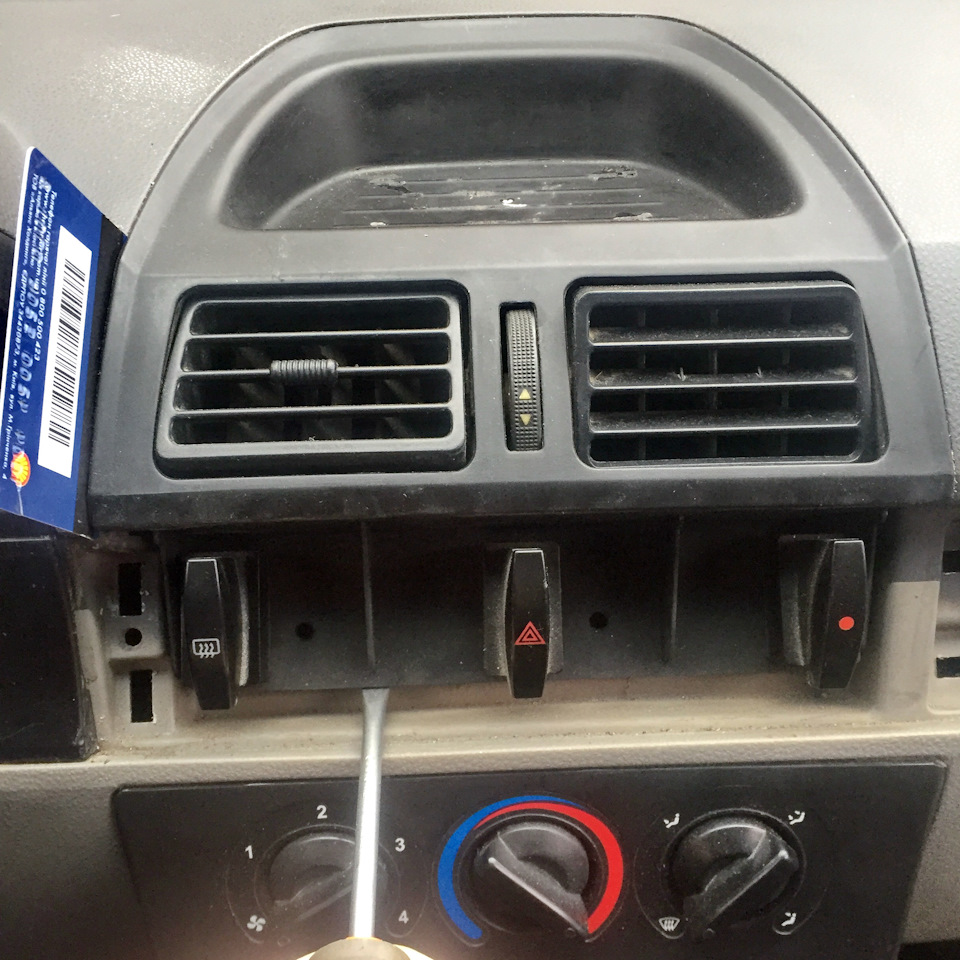 Демонтаж пластика в центре торпедо, замена кнопок и воздуховодов ...