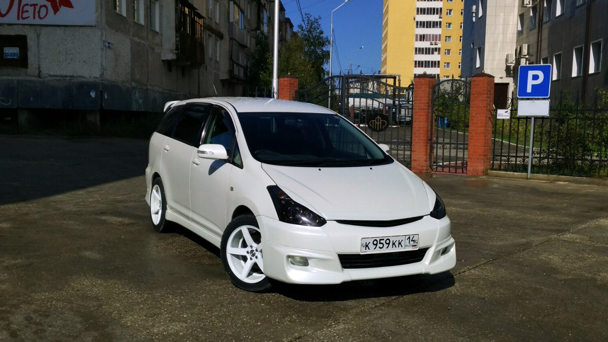 Тойота виш белый. Toyota Wish 2003 Tuning. Toyota Wish 2003 в обвесе. Тойота Виш 2007. Toyota Wish 2007 диски.